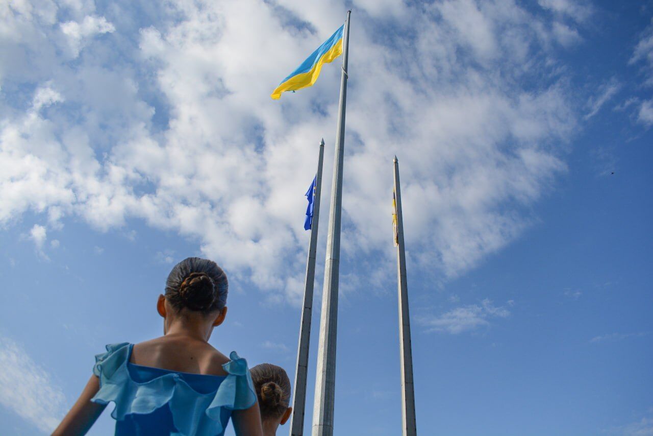 "Знак нашего достоинства и силы": как в Украине празднуют День флага. Фото и видео из разных областей