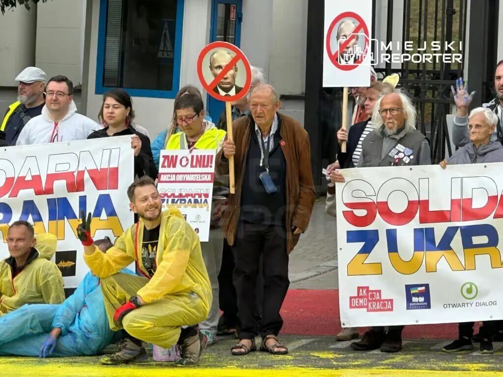 У Варшаві пофарбували асфальт біля посольства Росії в кольори прапора України. Фото та відео