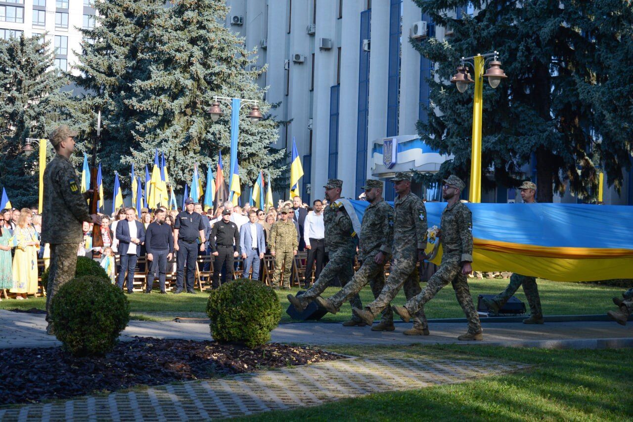 "Знак нашего достоинства и силы": как в Украине празднуют День флага. Фото и видео из разных областей