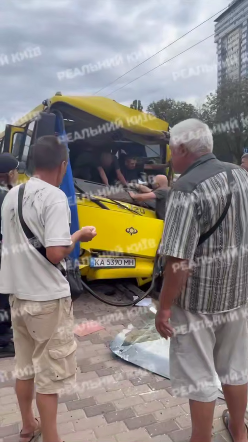 У Києві сталась ДТП за участі маршрутки та автобуса: є постраждалі. Подробиці, фото та відео