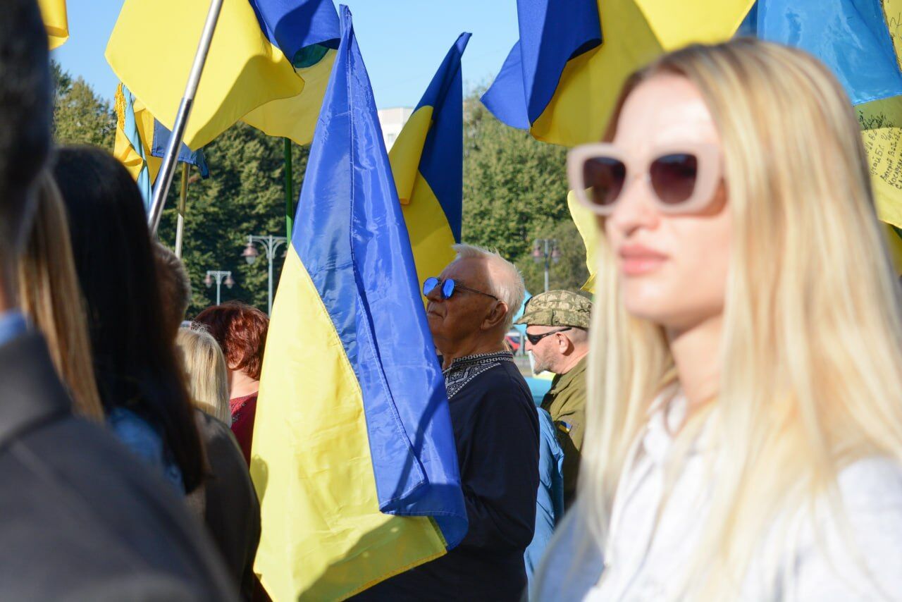 "Знак нашего достоинства и силы": как в Украине празднуют День флага. Фото и видео из разных областей