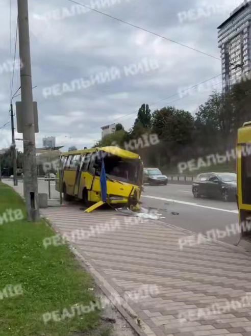 У Києві сталась ДТП за участі маршрутки та автобуса: є постраждалі. Подробиці, фото та відео