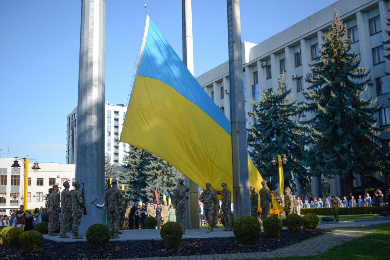 "Знак нашего достоинства и силы": как в Украине празднуют День флага. Фото и видео из разных областей