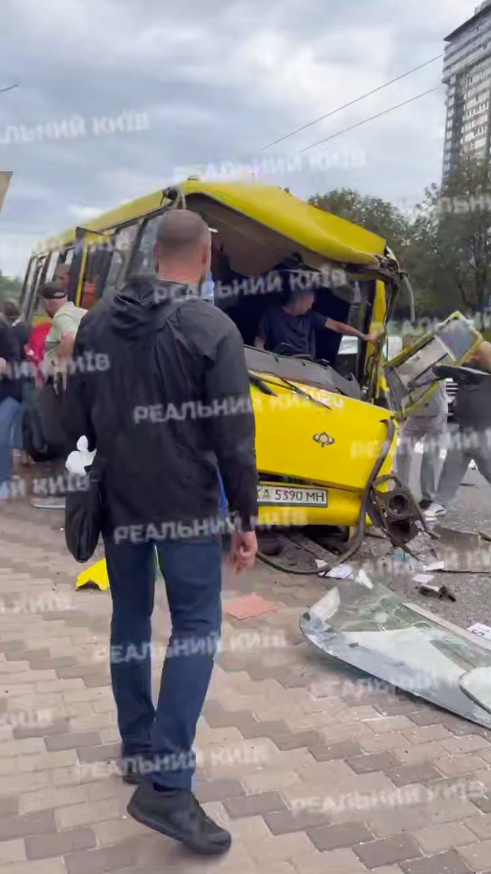 У Києві сталась ДТП за участі маршрутки та автобуса: є постраждалі. Подробиці, фото та відео