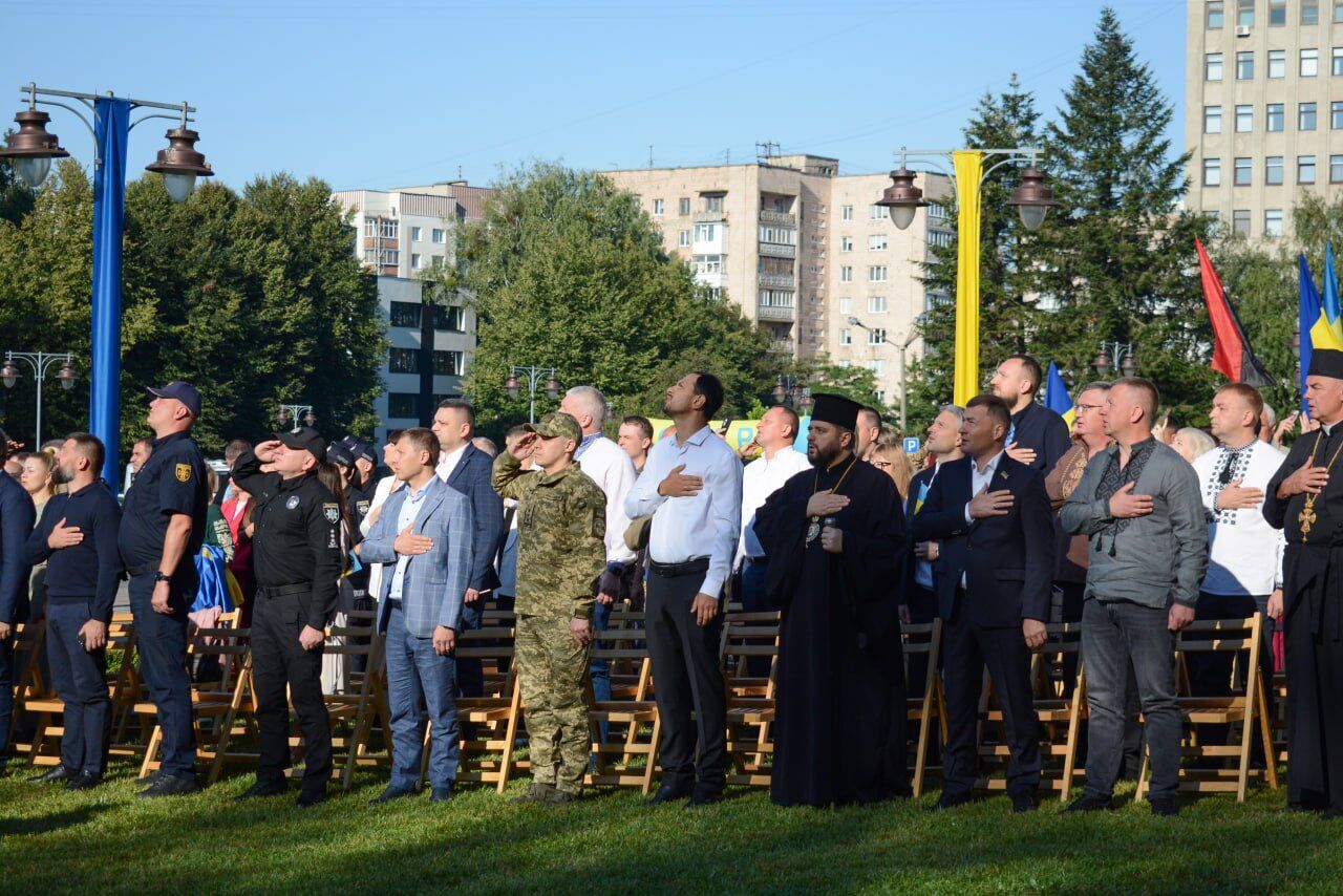 "Знак нашего достоинства и силы": как в Украине празднуют День флага. Фото и видео из разных областей