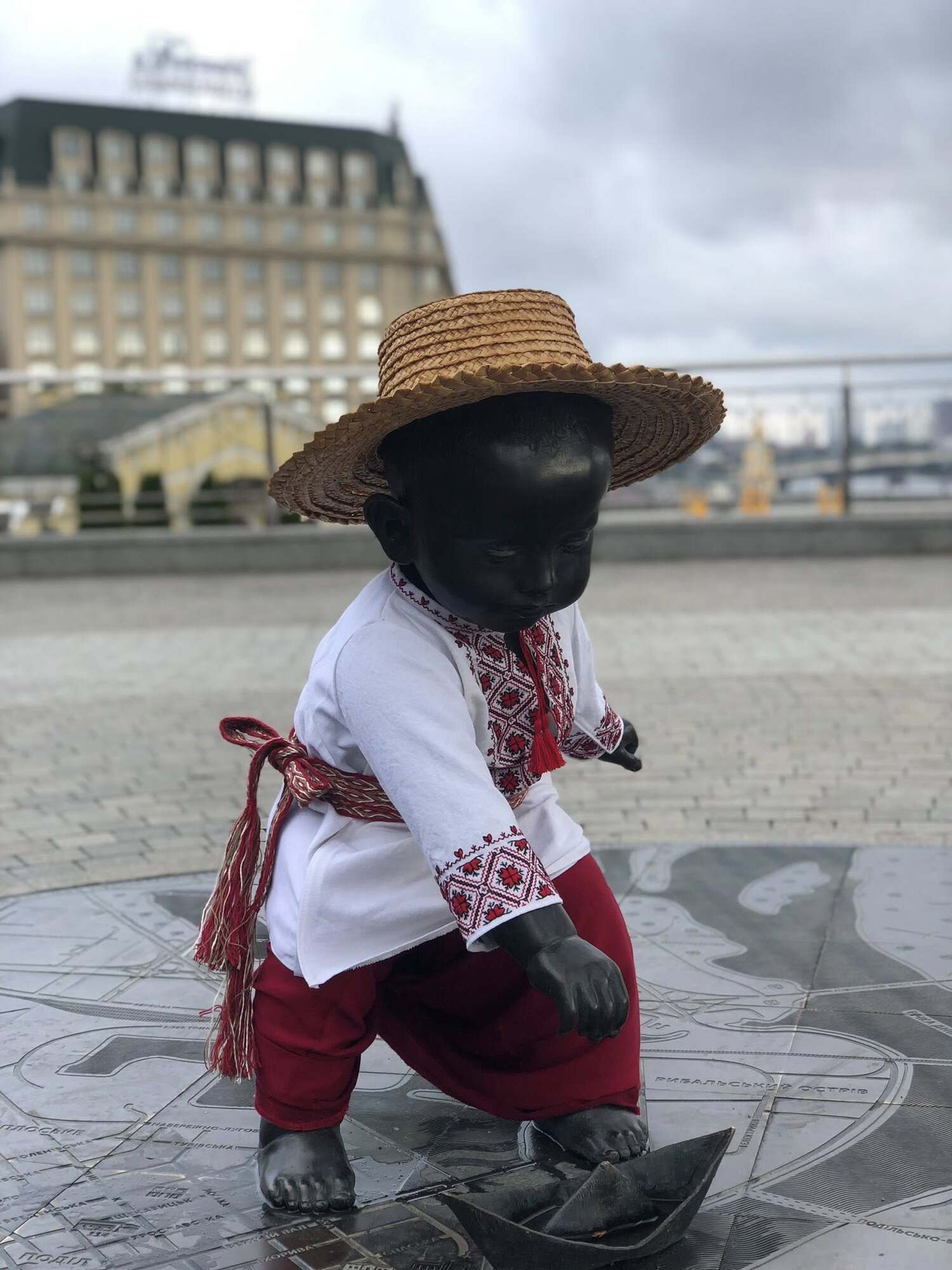 Скульптуры малышей – основателей Киева переодели в честь Дня Государственного флага и Независимости Украины. Фото