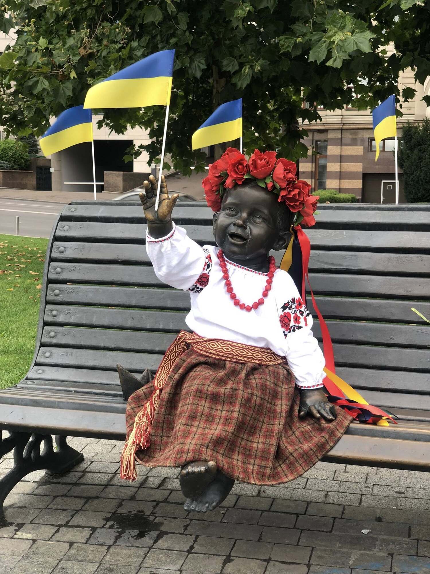 Скульптуры малышей – основателей Киева переодели в честь Дня Государственного флага и Независимости Украины. Фото