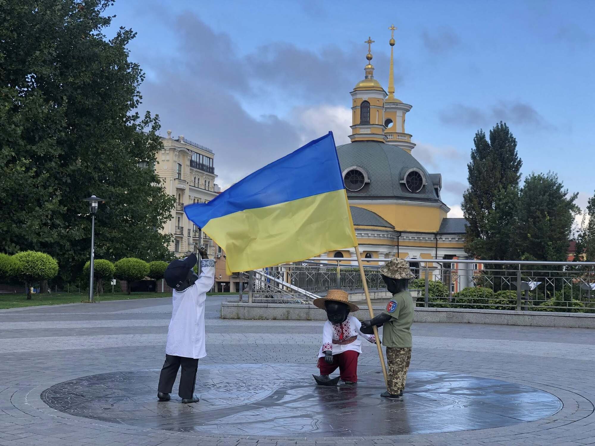 Скульптуры малышей – основателей Киева переодели в честь Дня Государственного флага и Независимости Украины. Фото