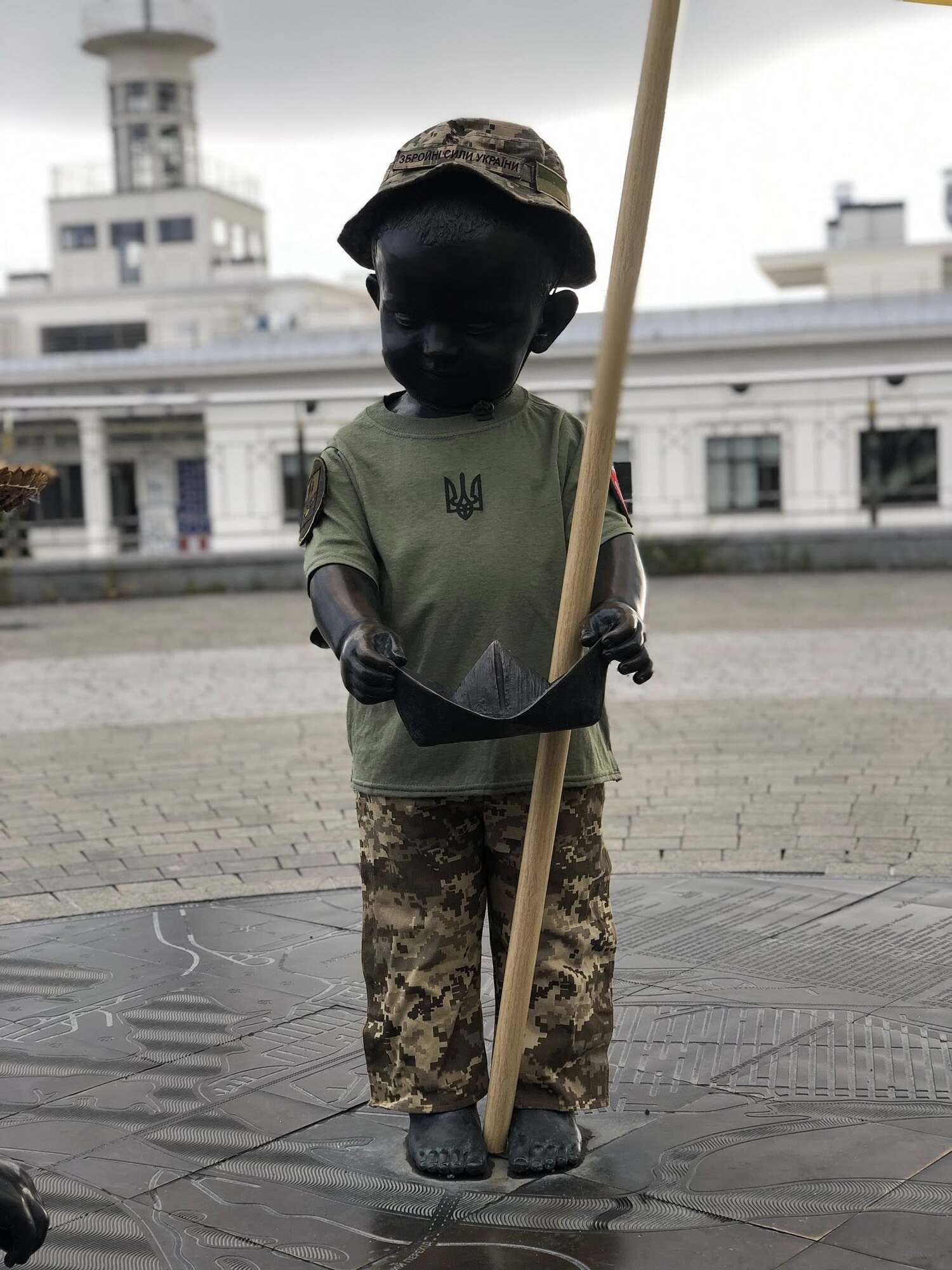 Скульптуры малышей – основателей Киева переодели в честь Дня Государственного флага и Независимости Украины. Фото