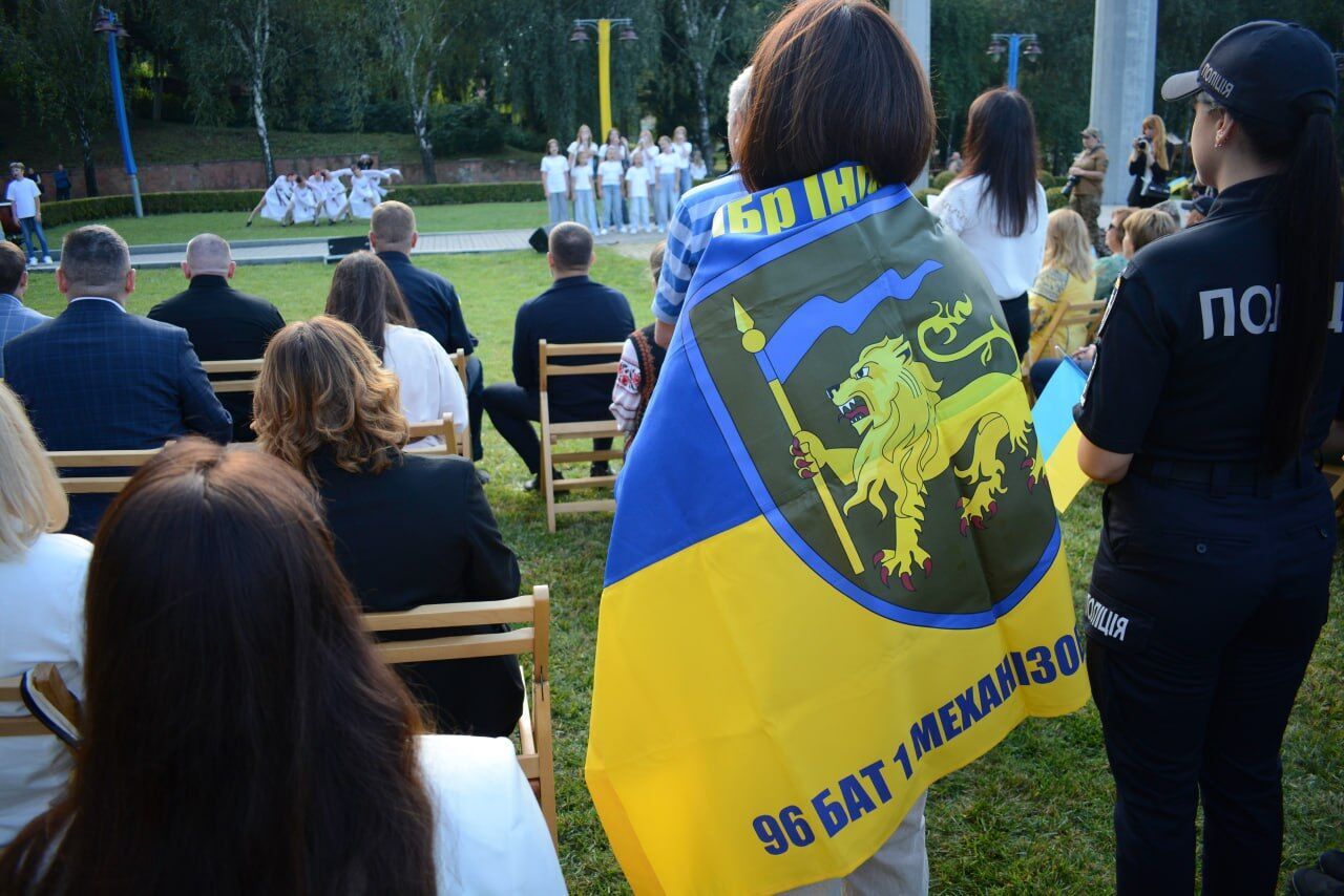 "Знак нашего достоинства и силы": как в Украине празднуют День флага. Фото и видео из разных областей