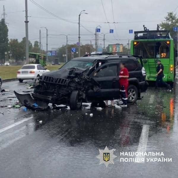 У Харкові авто зі швидкістю 140 км/год влетіло у тролейбус та маршрутку: багато постраждалих. Фото
