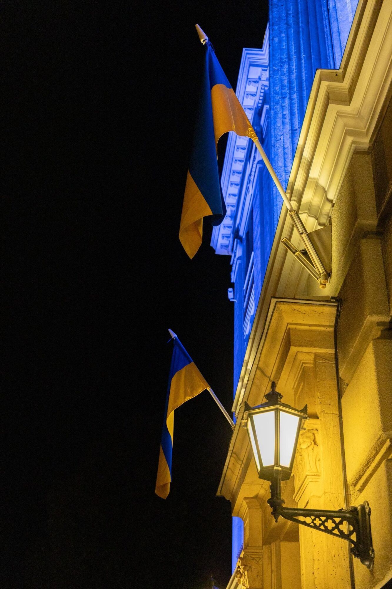 Здание МИД Латвии подсветили цветами украинского флага по случаю праздников 23 и 24 августа. Фото