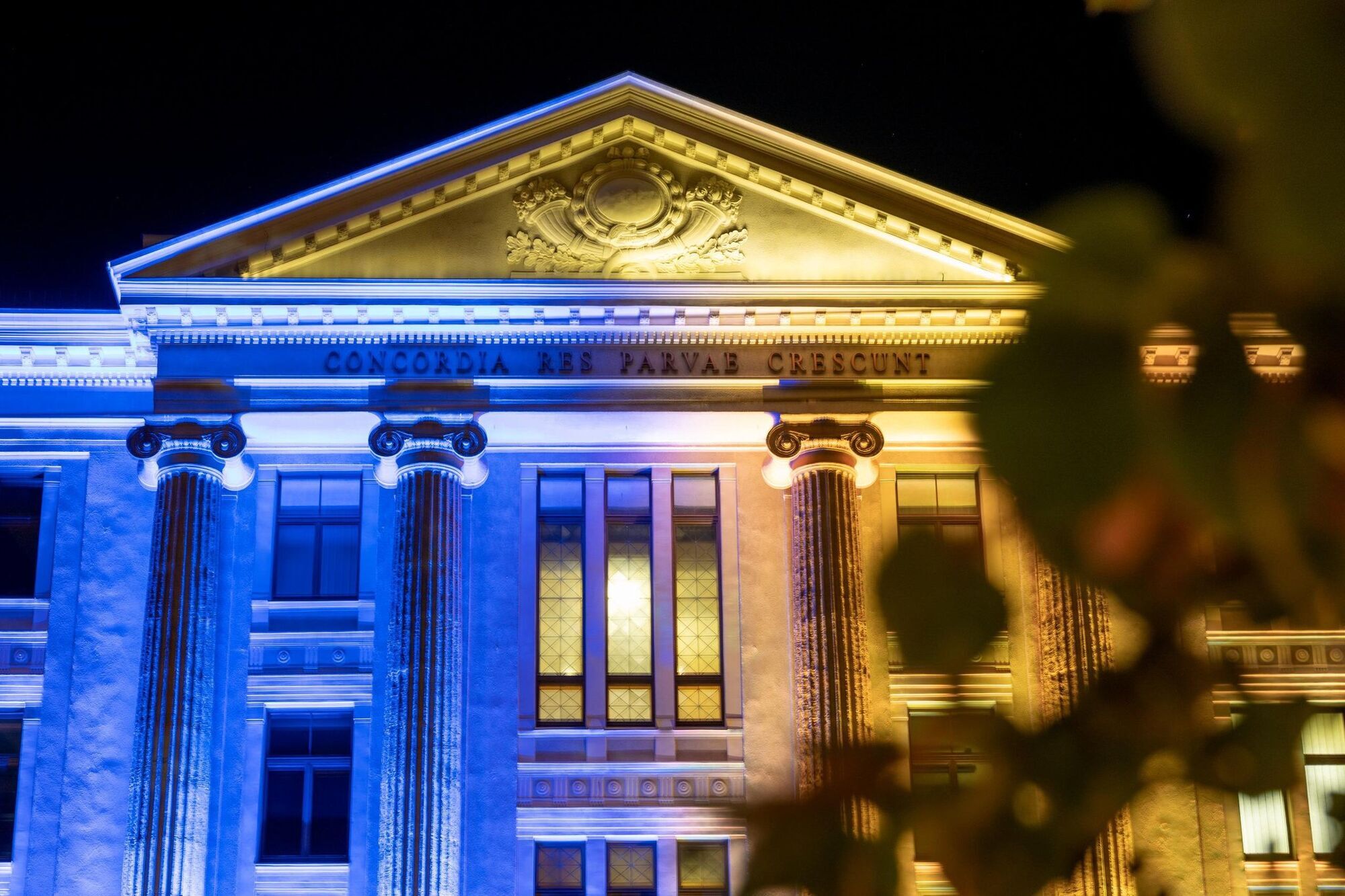 Здание МИД Латвии подсветили цветами украинского флага по случаю праздников 23 и 24 августа. Фото