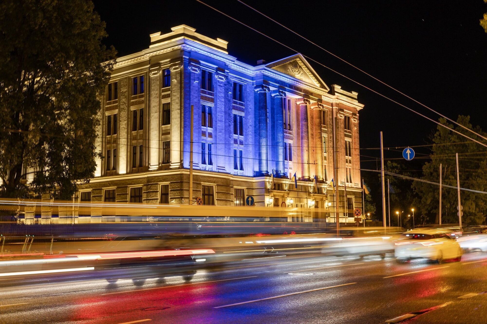 Здание МИД Латвии подсветили цветами украинского флага по случаю праздников 23 и 24 августа. Фото