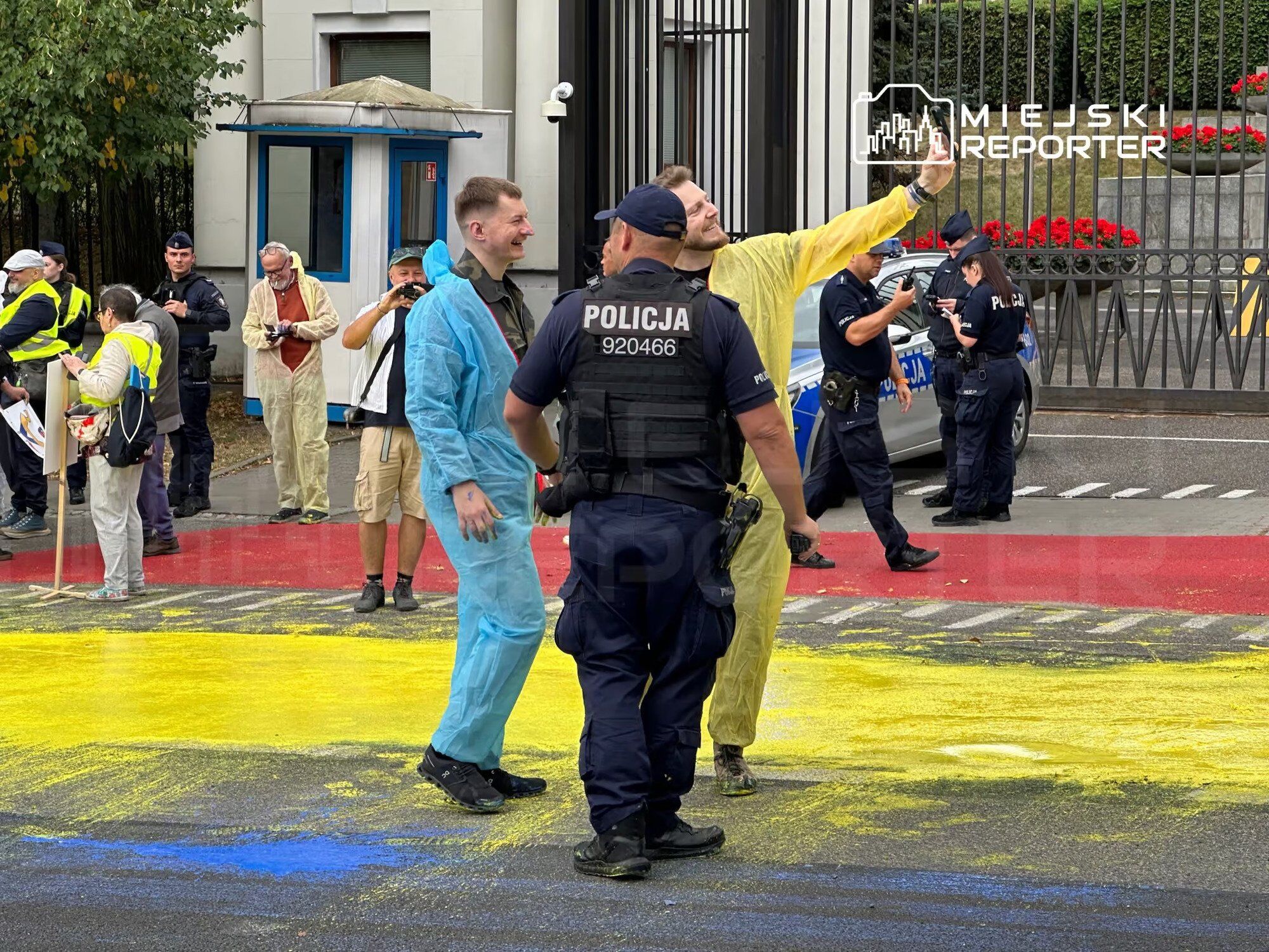 У Варшаві пофарбували асфальт біля посольства Росії в кольори прапора України. Фото та відео