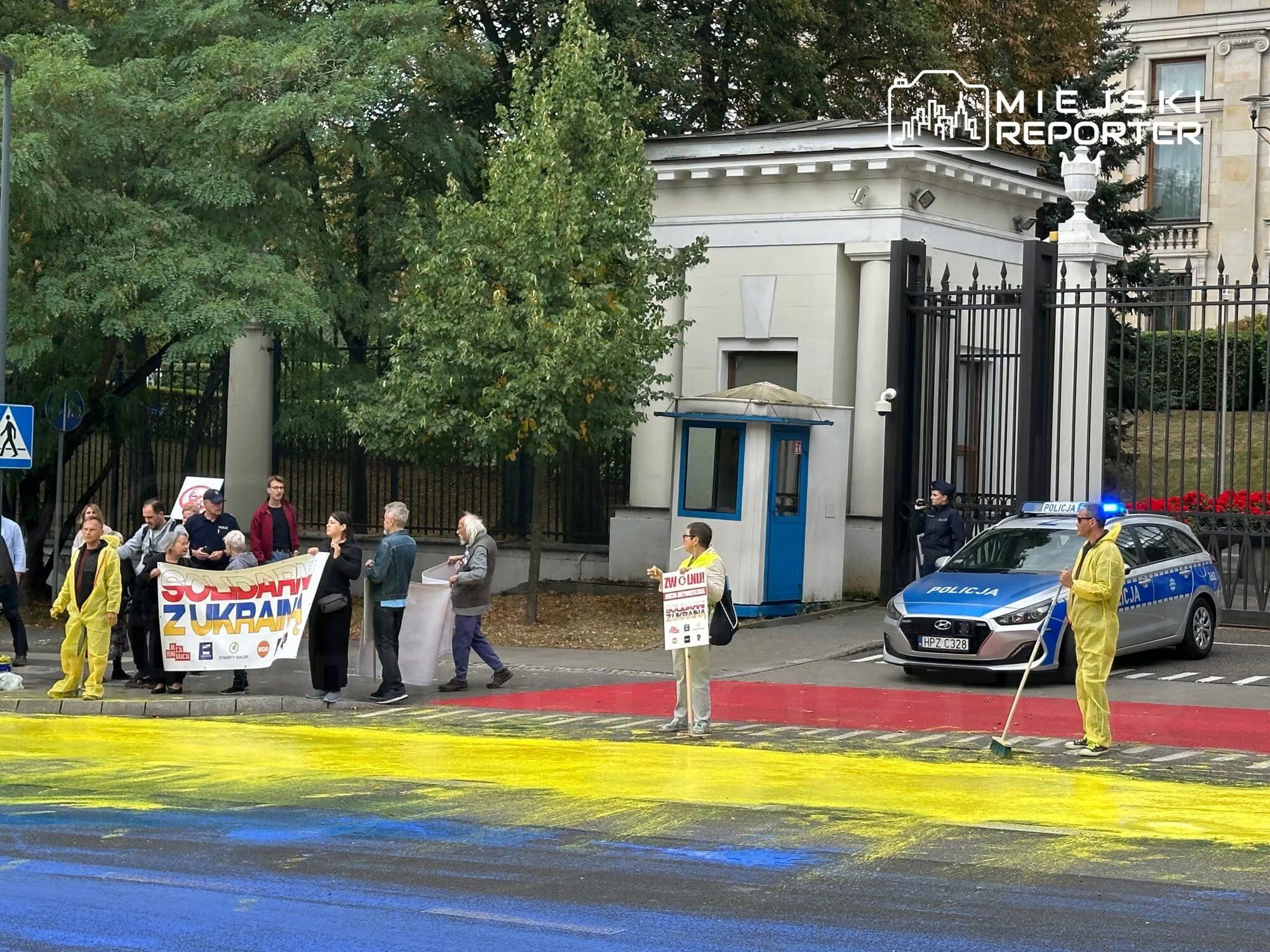 У Варшаві пофарбували асфальт біля посольства Росії в кольори прапора України. Фото та відео