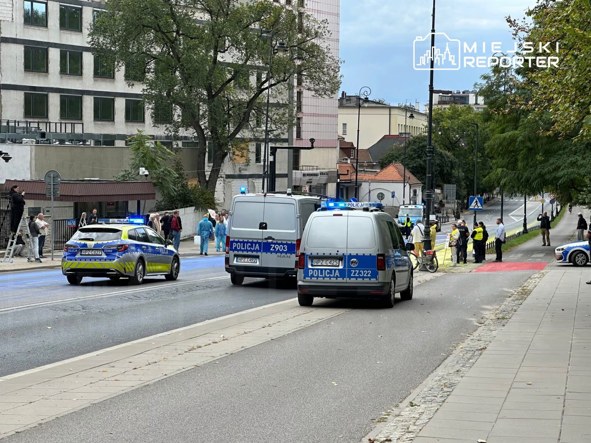 У Варшаві пофарбували асфальт біля посольства Росії в кольори прапора України. Фото та відео