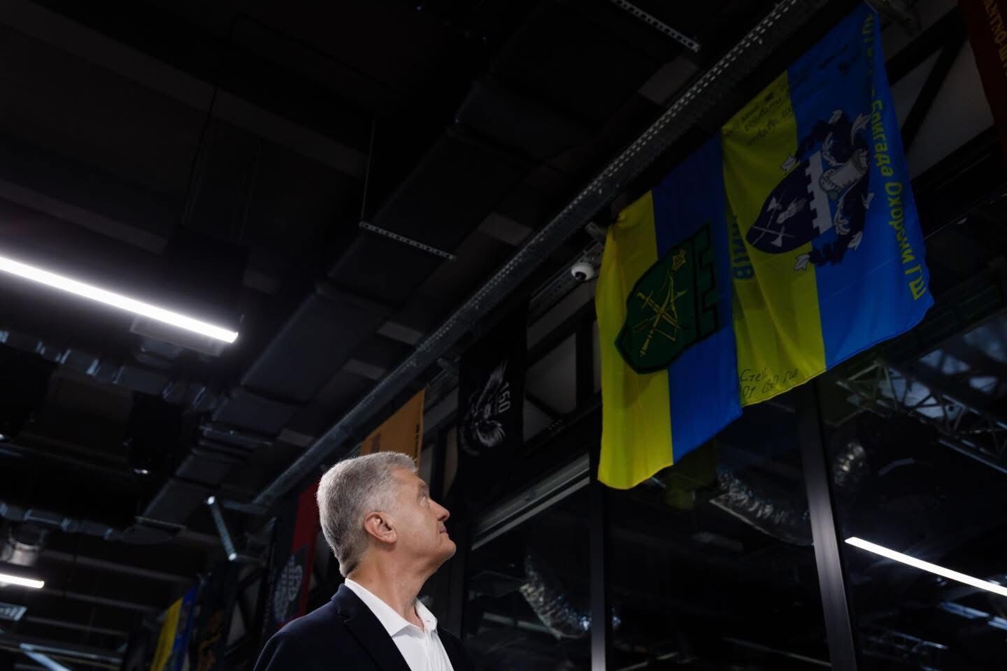 Порошенко в День Государственного флага рассказал истории боевых знамен, которые передали ему военные