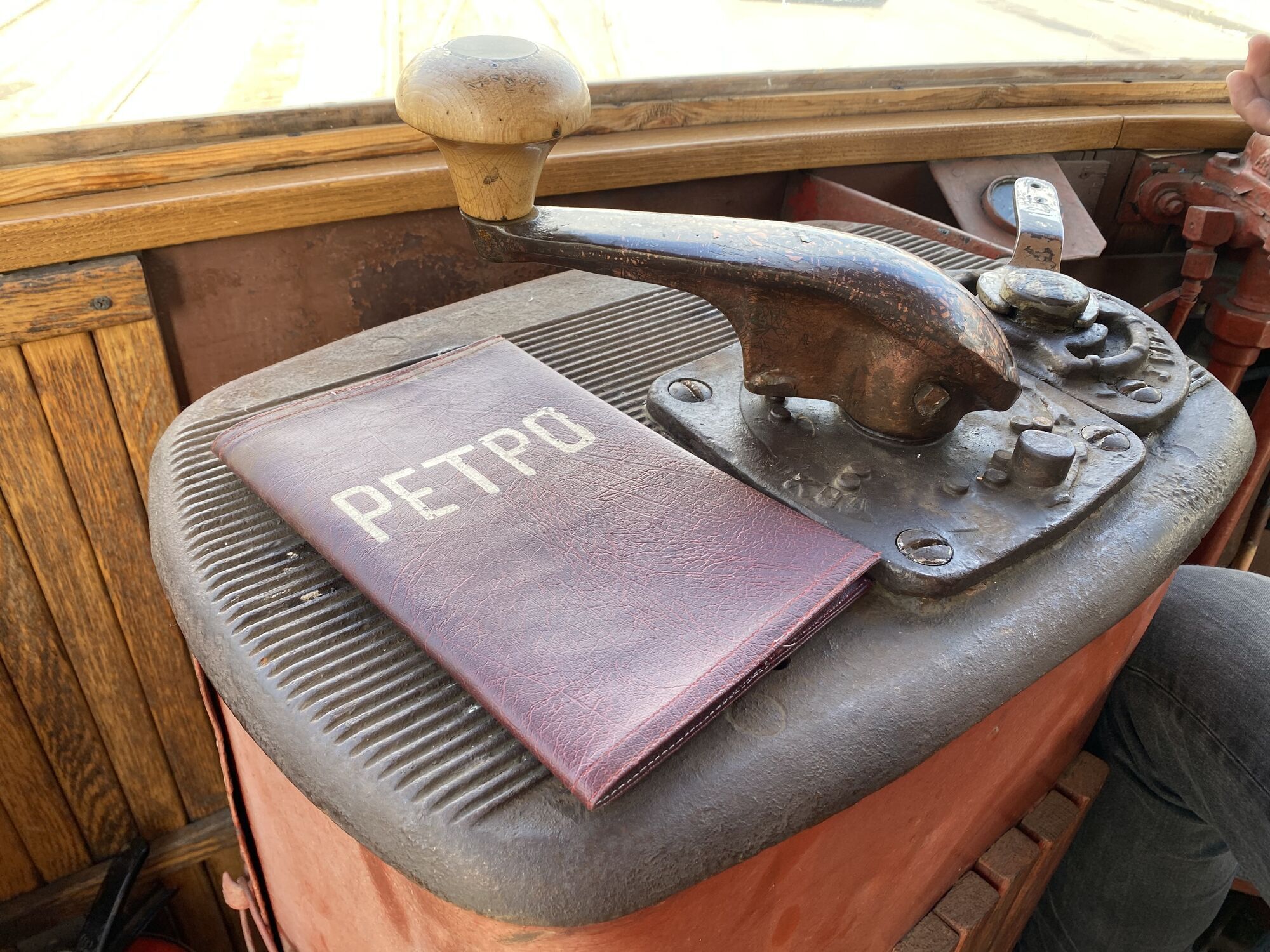 У Києві на Подолі знову можна буде проїхатись на унікальному ретро-трамваї. Подробиці та фото