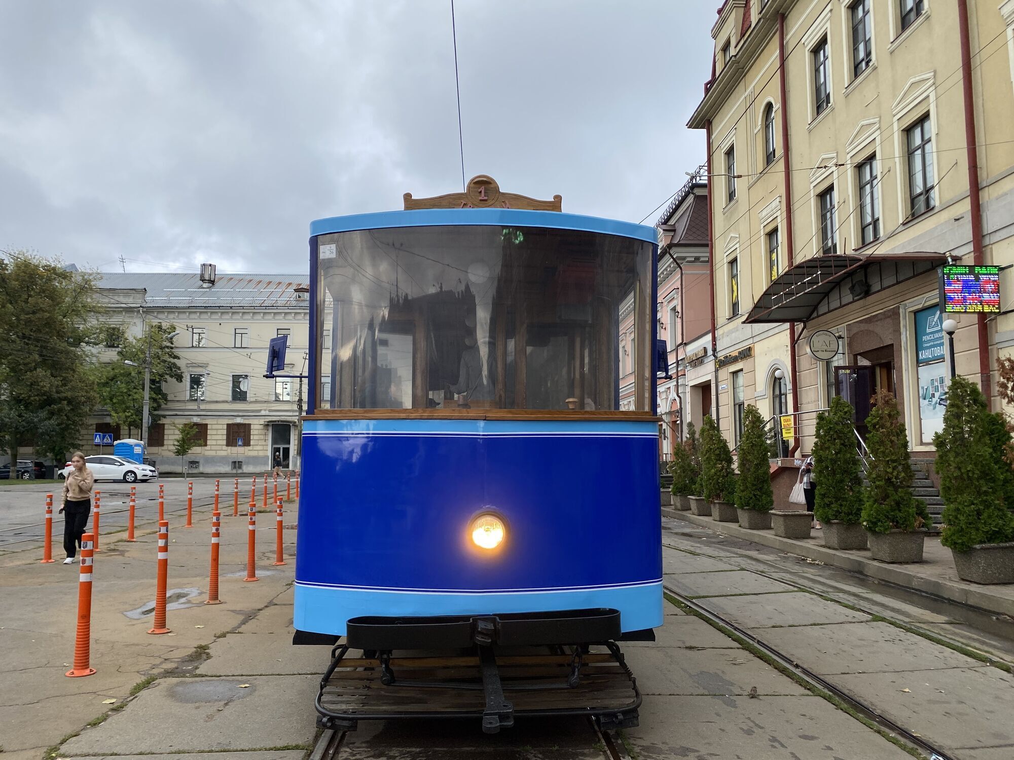 У Києві на Подолі знову можна буде проїхатись на унікальному ретро-трамваї. Подробиці та фото