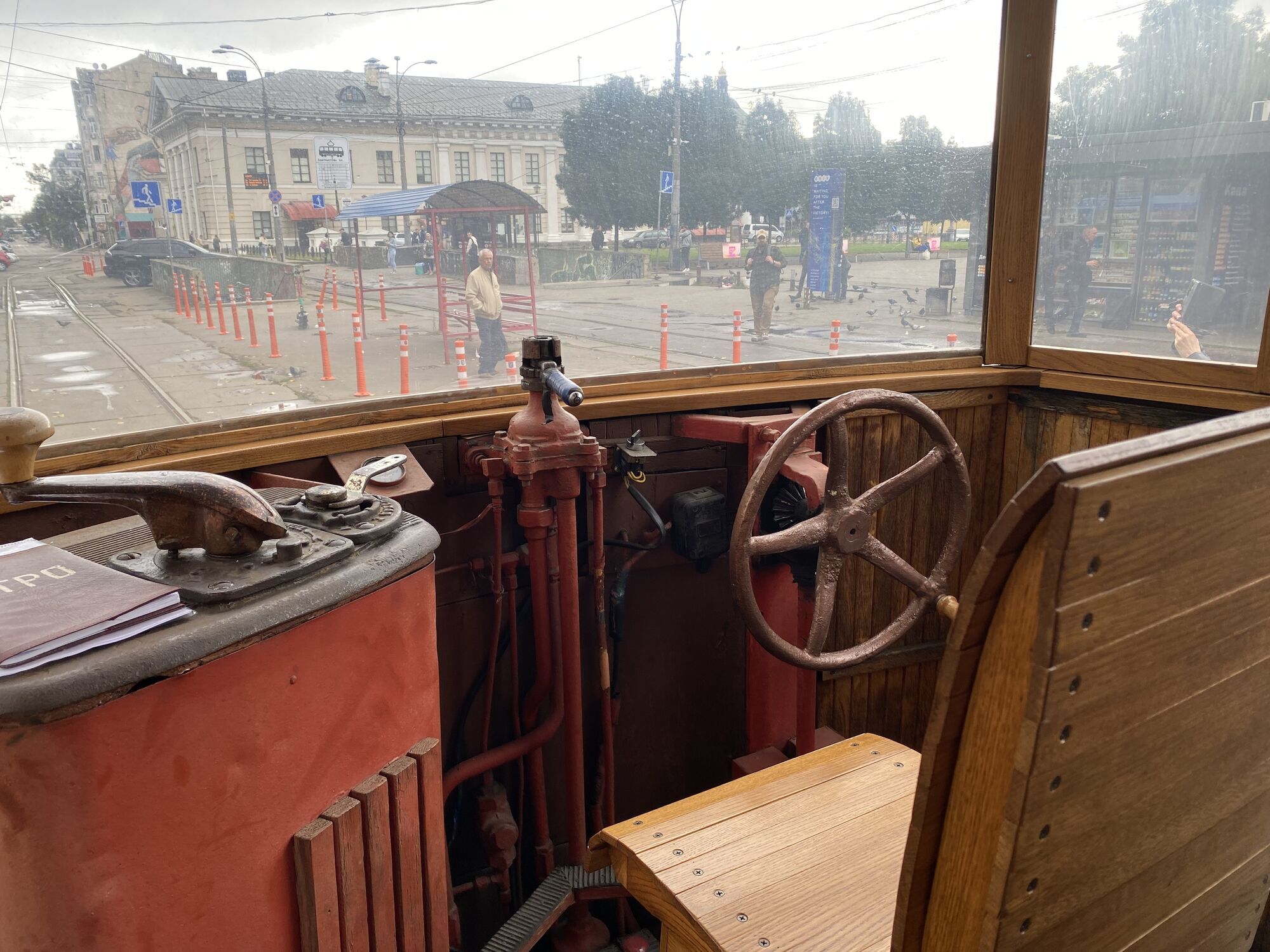 У Києві на Подолі знову можна буде проїхатись на унікальному ретро-трамваї. Подробиці та фото