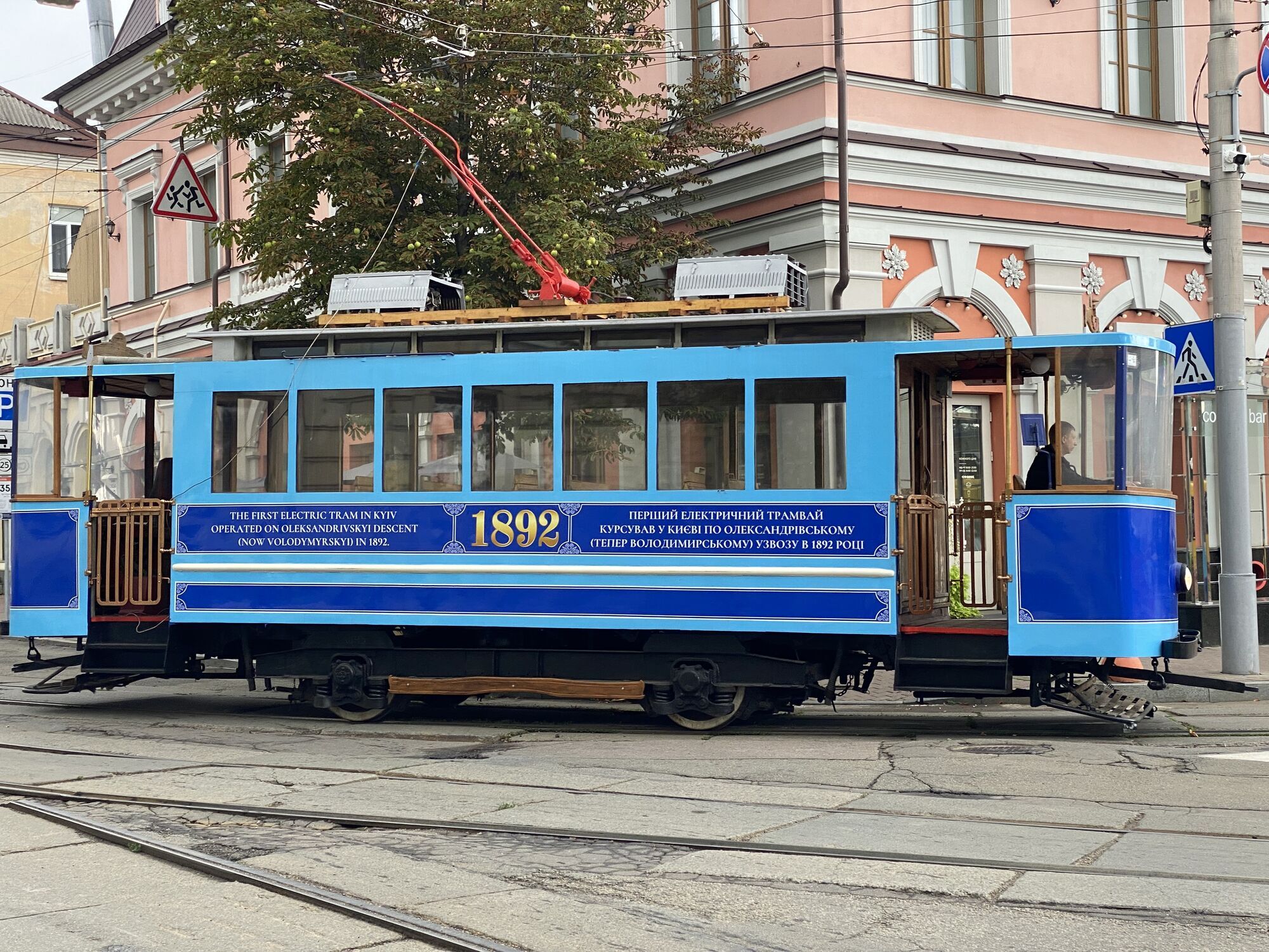 У Києві на Подолі знову можна буде проїхатись на унікальному ретро-трамваї. Подробиці та фото
