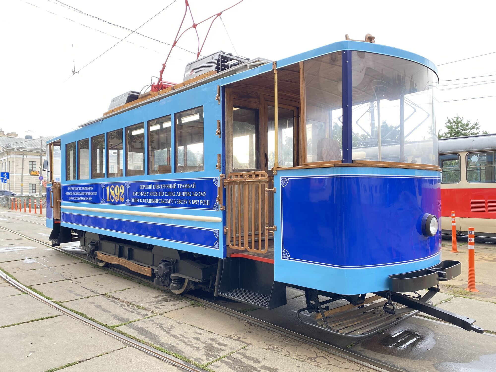 У Києві на Подолі знову можна буде проїхатись на унікальному ретро-трамваї. Подробиці та фото