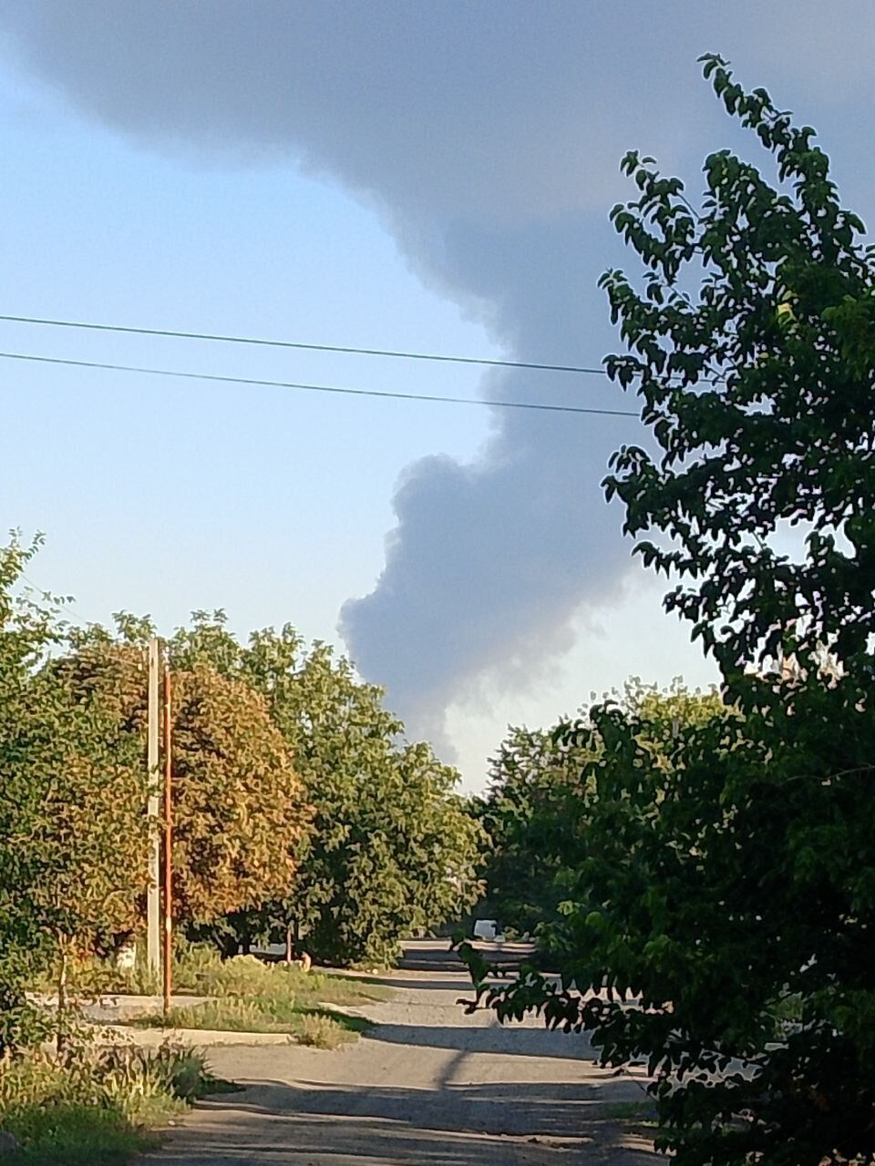 Вогонь перекинувся на новий резервуар: у російському Новошахтинську третю добу горить НПЗ після атаки дронів. Відео