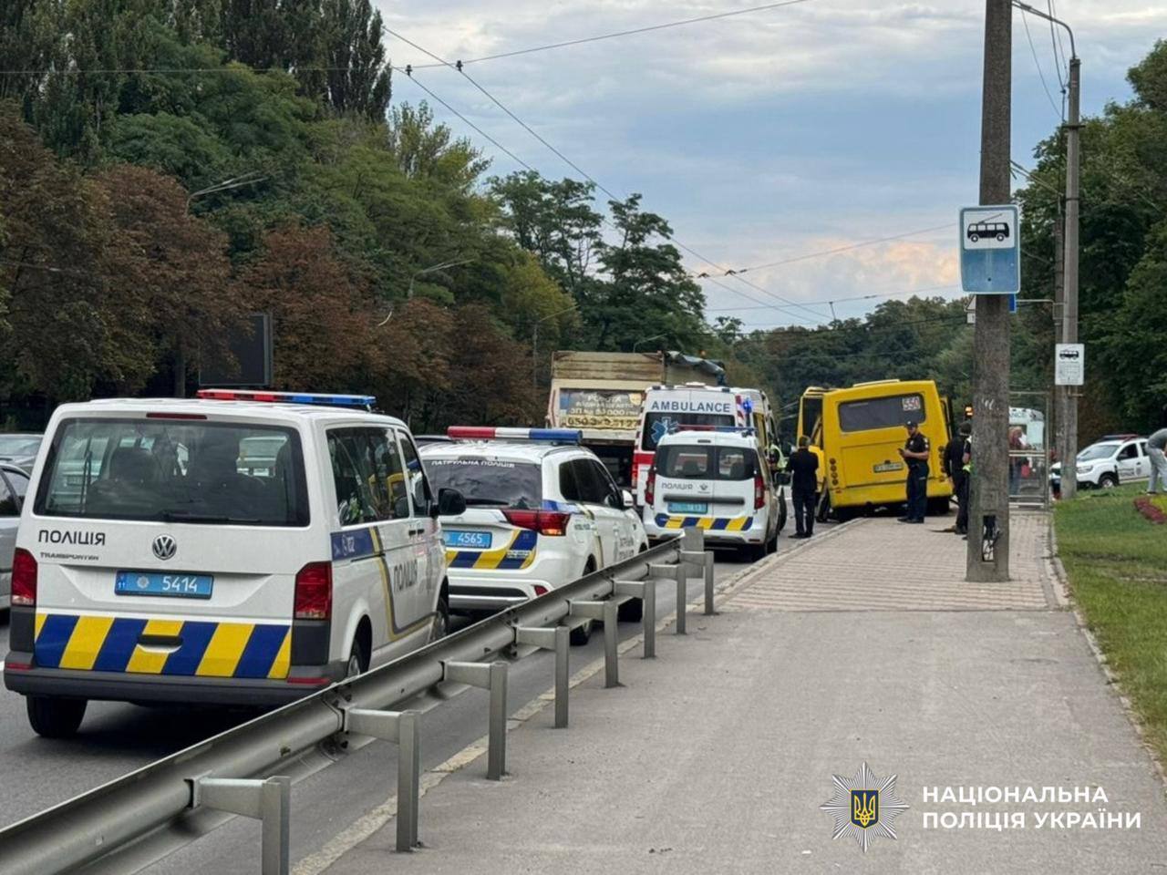 У Києві сталась ДТП за участі маршрутки та автобуса: є постраждалі. Подробиці, фото та відео