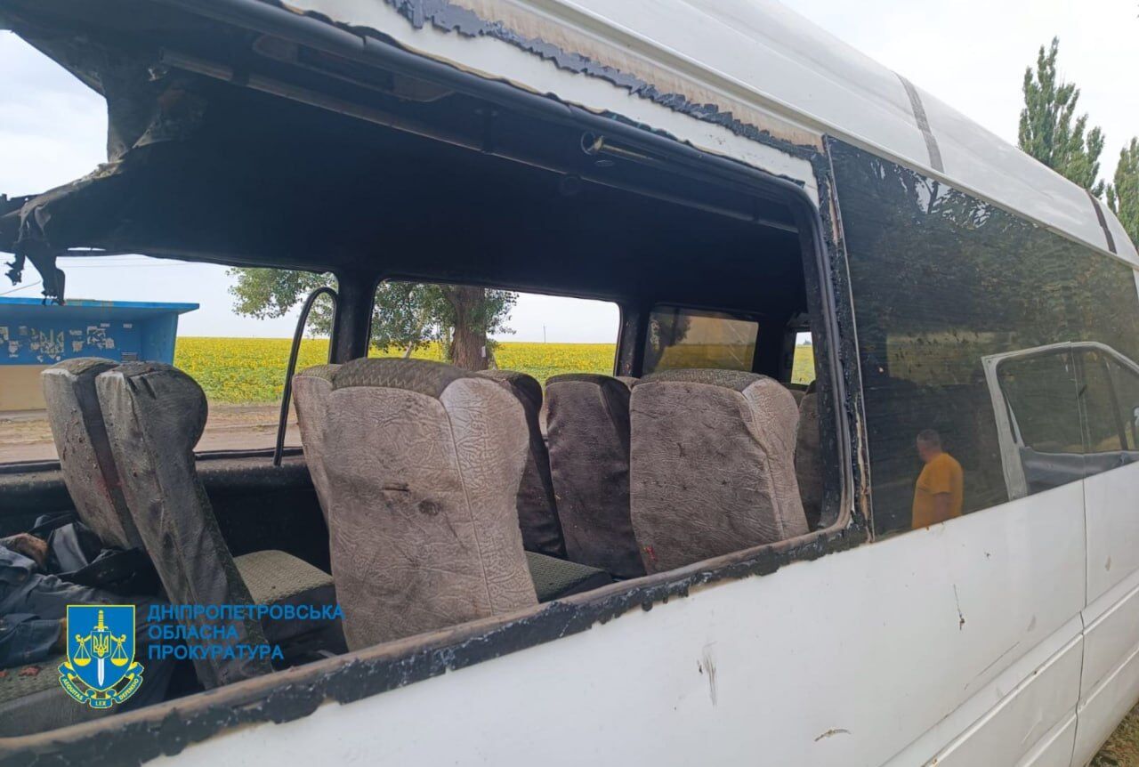 На Дніпропетровщині ворожий дрон влучив у мікроавтобус: загинув чоловік, п'ятеро людей постраждали
