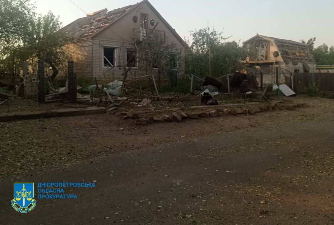 На Дніпропетровщині ворожий дрон влучив у мікроавтобус: загинув чоловік, п'ятеро людей постраждали