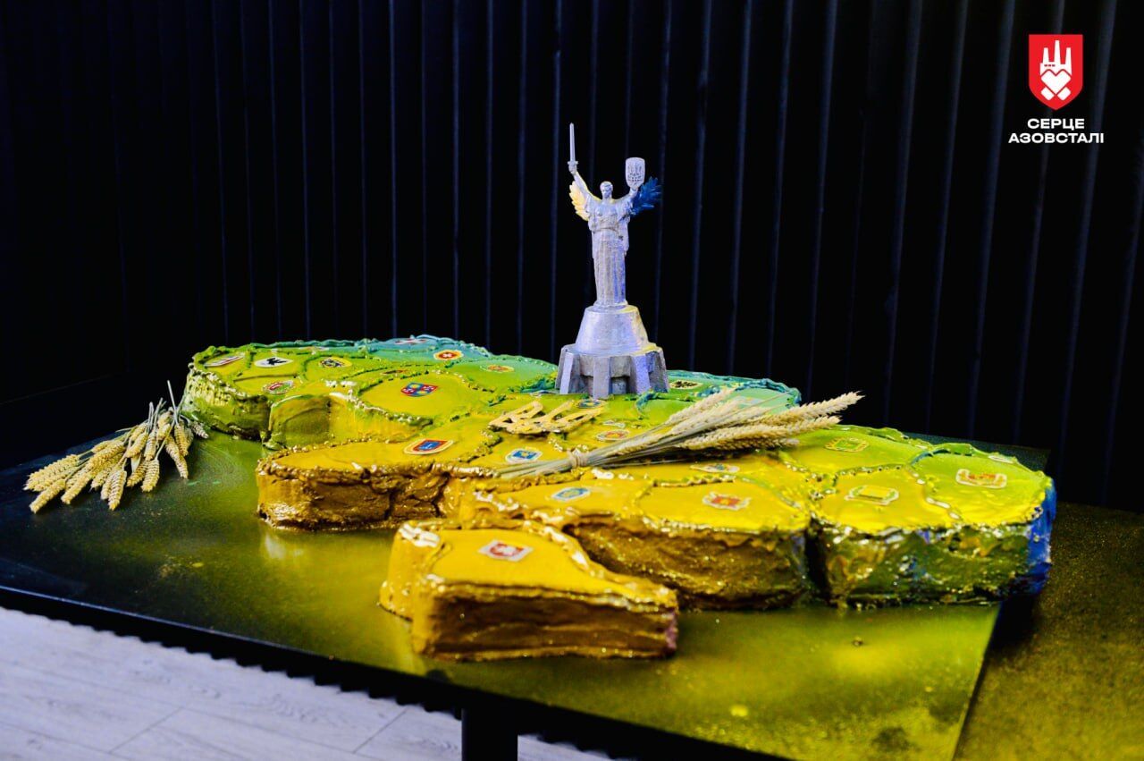 Ко Дню независимости защитники Мариуполя вместе с семьями испекли огромный торт в форме карты Украины