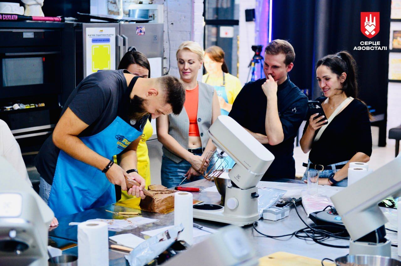 Ко Дню независимости защитники Мариуполя вместе с семьями испекли огромный торт в форме карты Украины