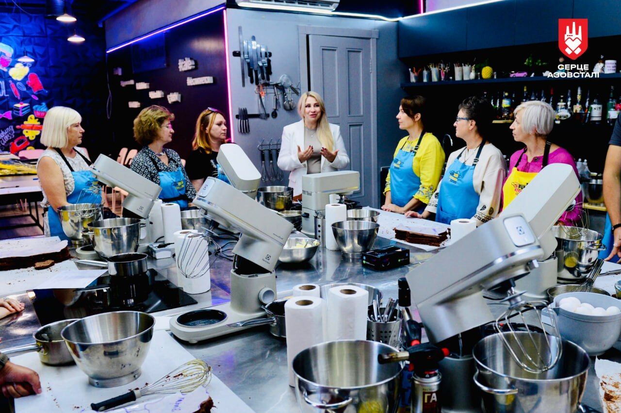 Ко Дню независимости защитники Мариуполя вместе с семьями испекли огромный торт в форме карты Украины