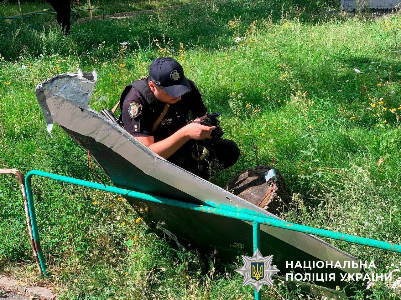 У Києві під час повітряної тривоги пролунали вибухи: у місті впав ворожий дрон. Усі подробиці та фото.