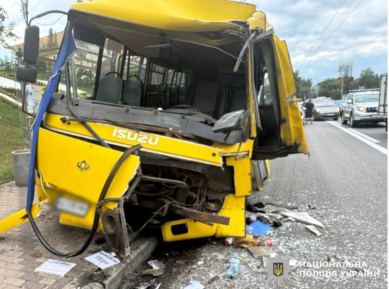 У Києві сталась ДТП за участі маршрутки та автобуса: є постраждалі. Подробиці, фото та відео