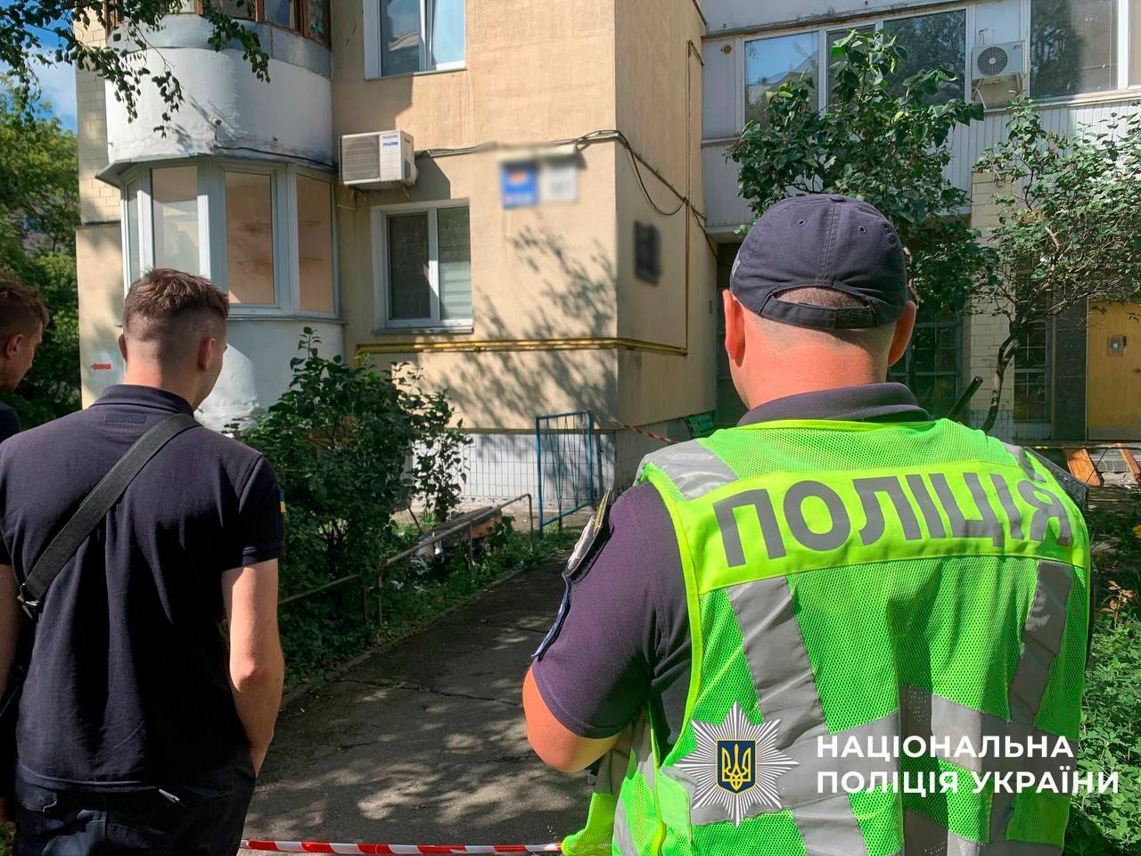У Києві під час повітряної тривоги пролунали вибухи: у місті впав ворожий дрон. Усі подробиці та фото.