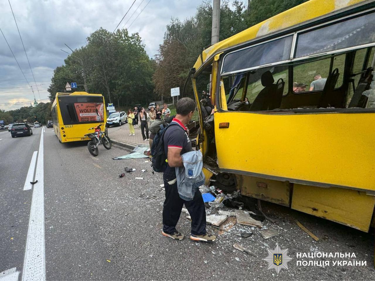 У Києві сталась ДТП за участі маршрутки та автобуса: є постраждалі. Подробиці, фото та відео