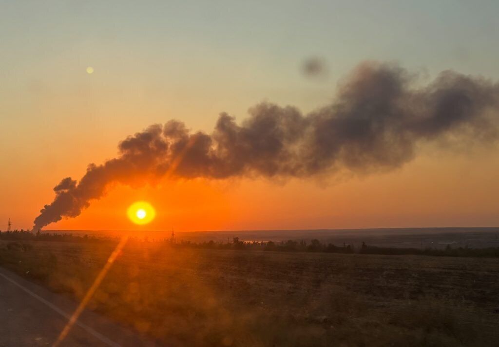 Вогонь перекинувся на новий резервуар: у російському Новошахтинську третю добу горить НПЗ після атаки дронів. Відео
