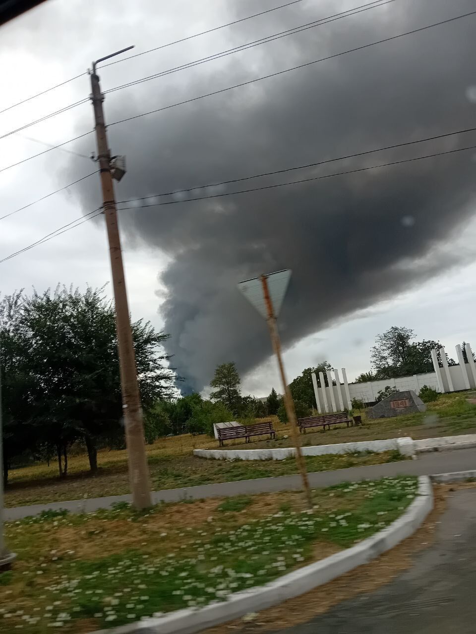 Вогонь перекинувся на новий резервуар: у російському Новошахтинську третю добу горить НПЗ після атаки дронів. Відео