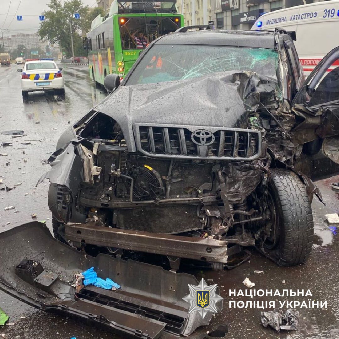 У Харкові авто зі швидкістю 140 км/год влетіло у тролейбус та маршрутку: багато постраждалих. Фото