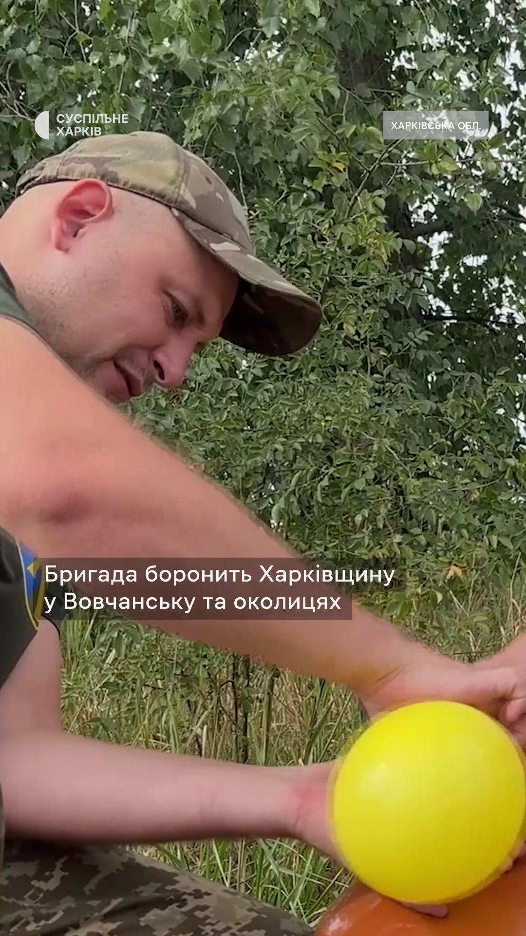 Українські військові "привітали" окупантів з Днем прапора: відправили їм до Вовчанська стяг. Відео