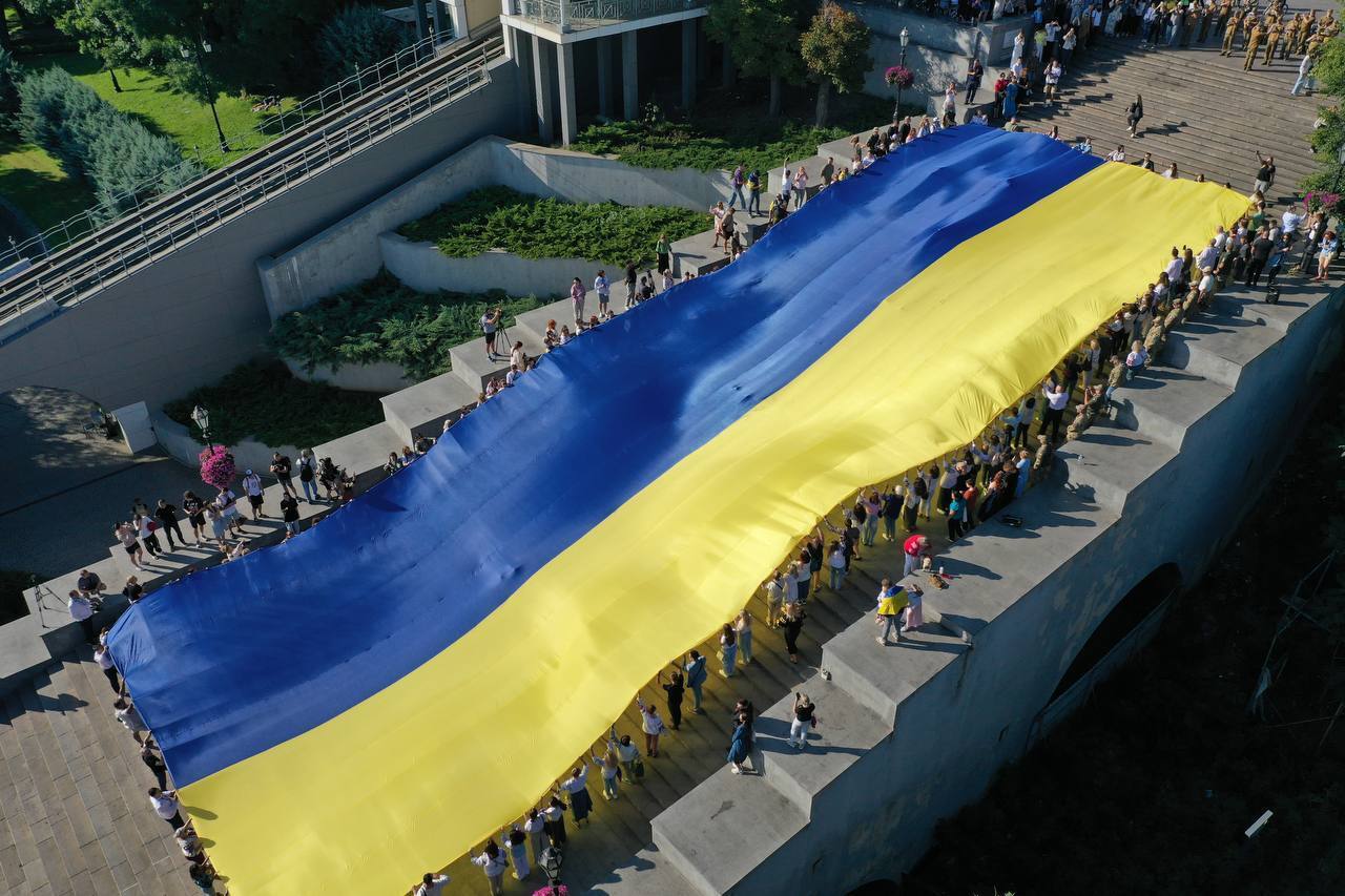 "Наш путь сквозь бурные времена": в Одессе развернули 34-метровый флаг Украины. Фото и видео