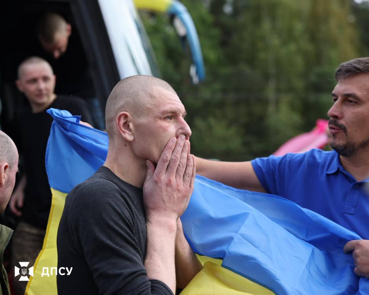 Україна та РФ провели обмін полоненими: повернулися військові й цивільні. Фото і відео