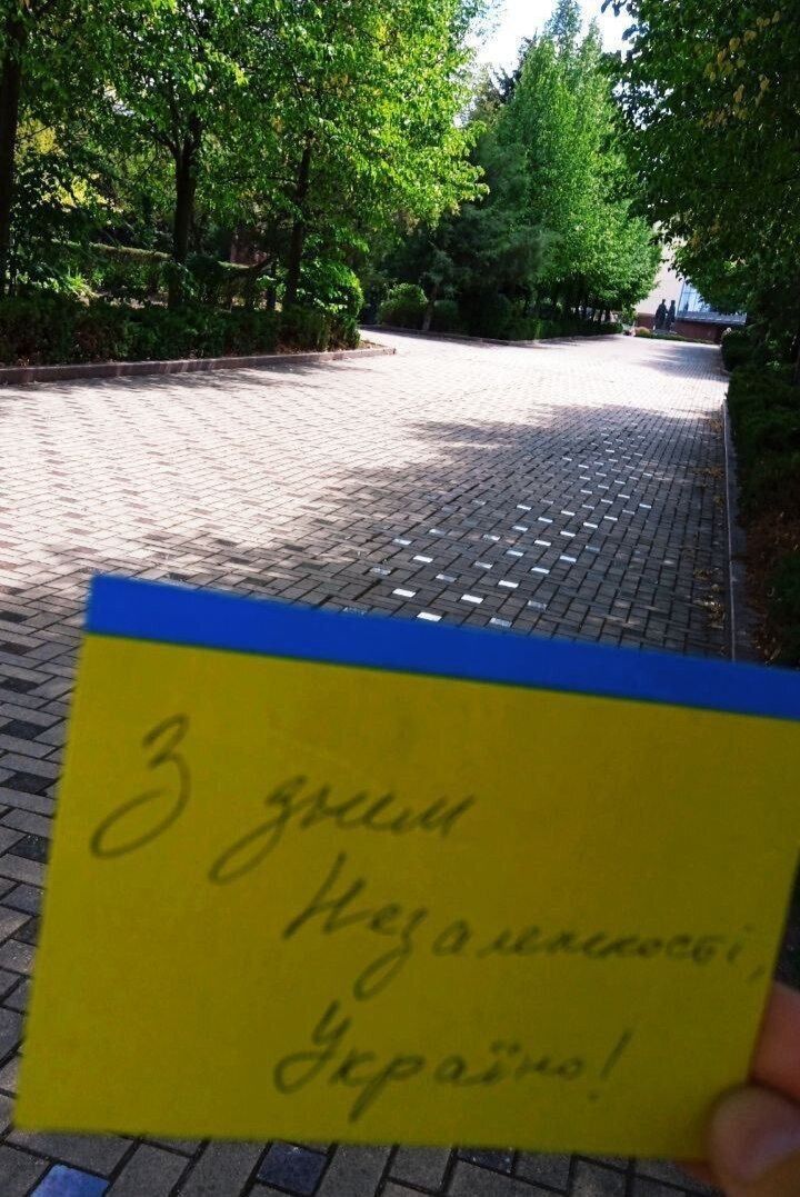 Ялта, Луганск, Мариуполь: активисты наполнили оккупированные РФ города символами Украины. Фото