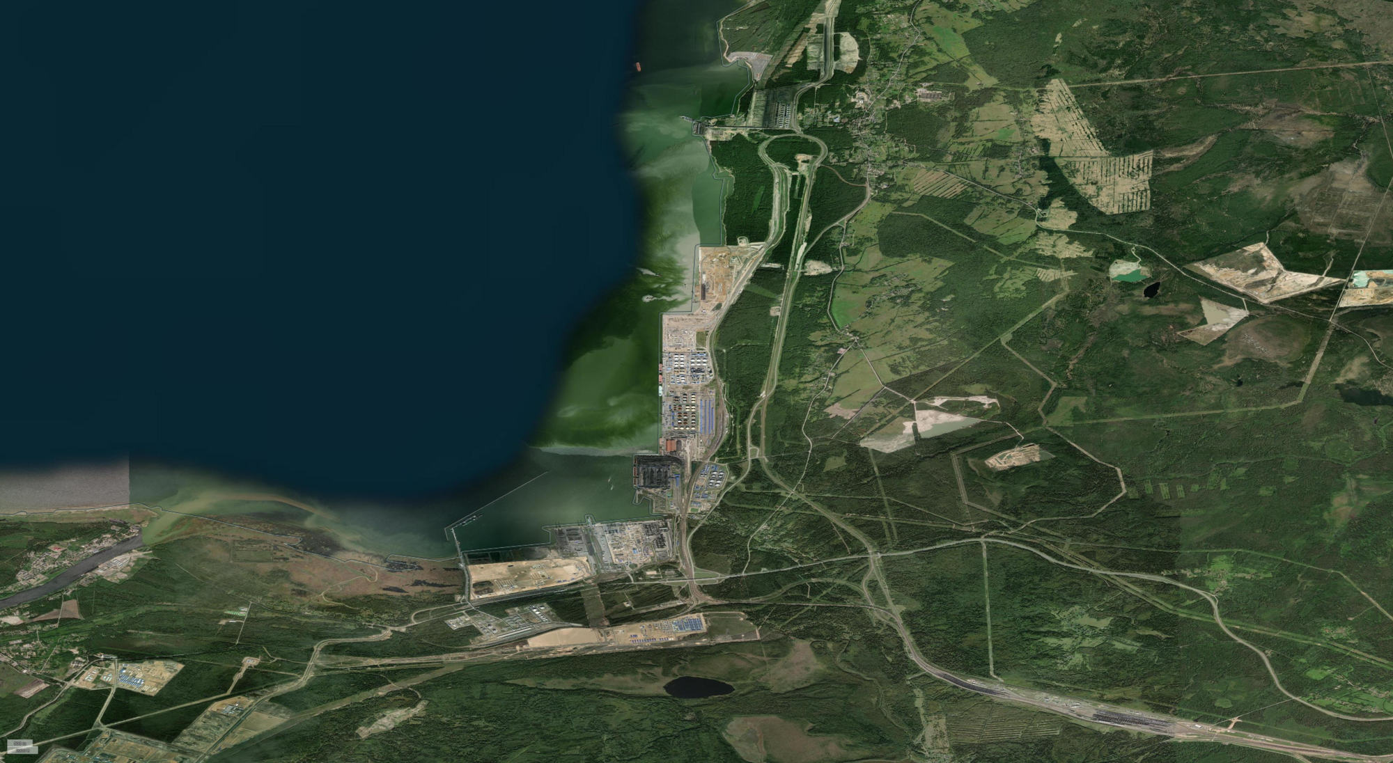 БпЛА атакували найбільший морський порт РФ на Балтиці Усть-Луга: розгорілася пожежа. Відео