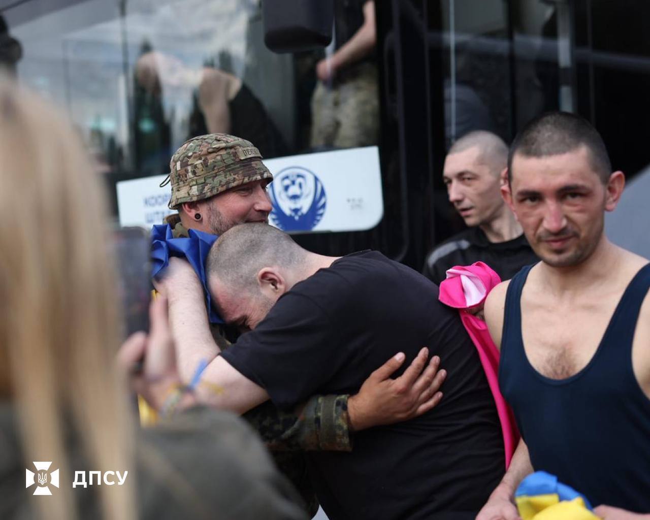 Україна та РФ провели обмін полоненими: повернулися військові й цивільні. Фото і відео