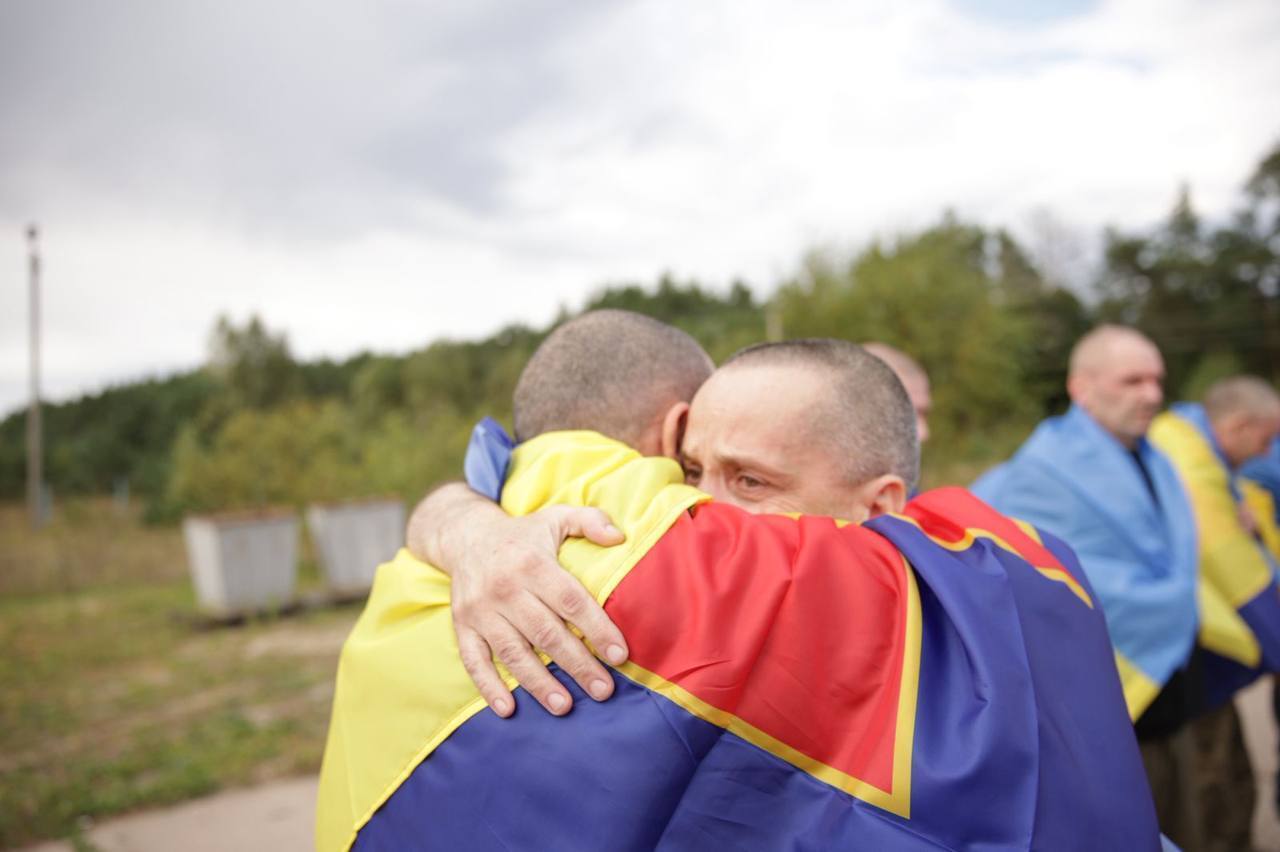 Україна та РФ провели обмін полоненими: повернулися військові й цивільні. Фото і відео