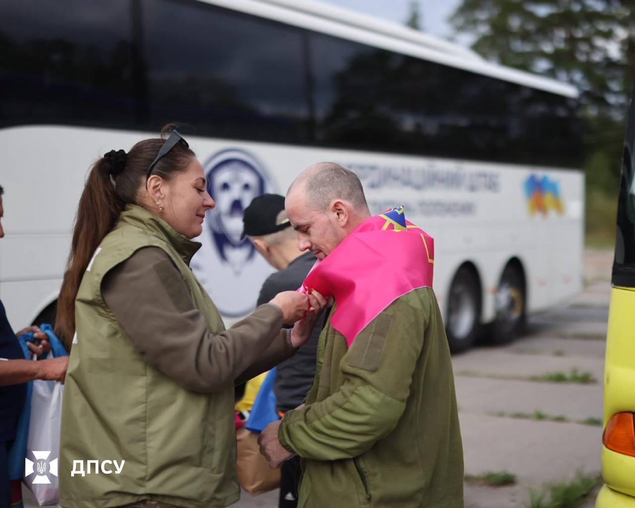Україна та РФ провели обмін полоненими: повернулися військові й цивільні. Фото і відео