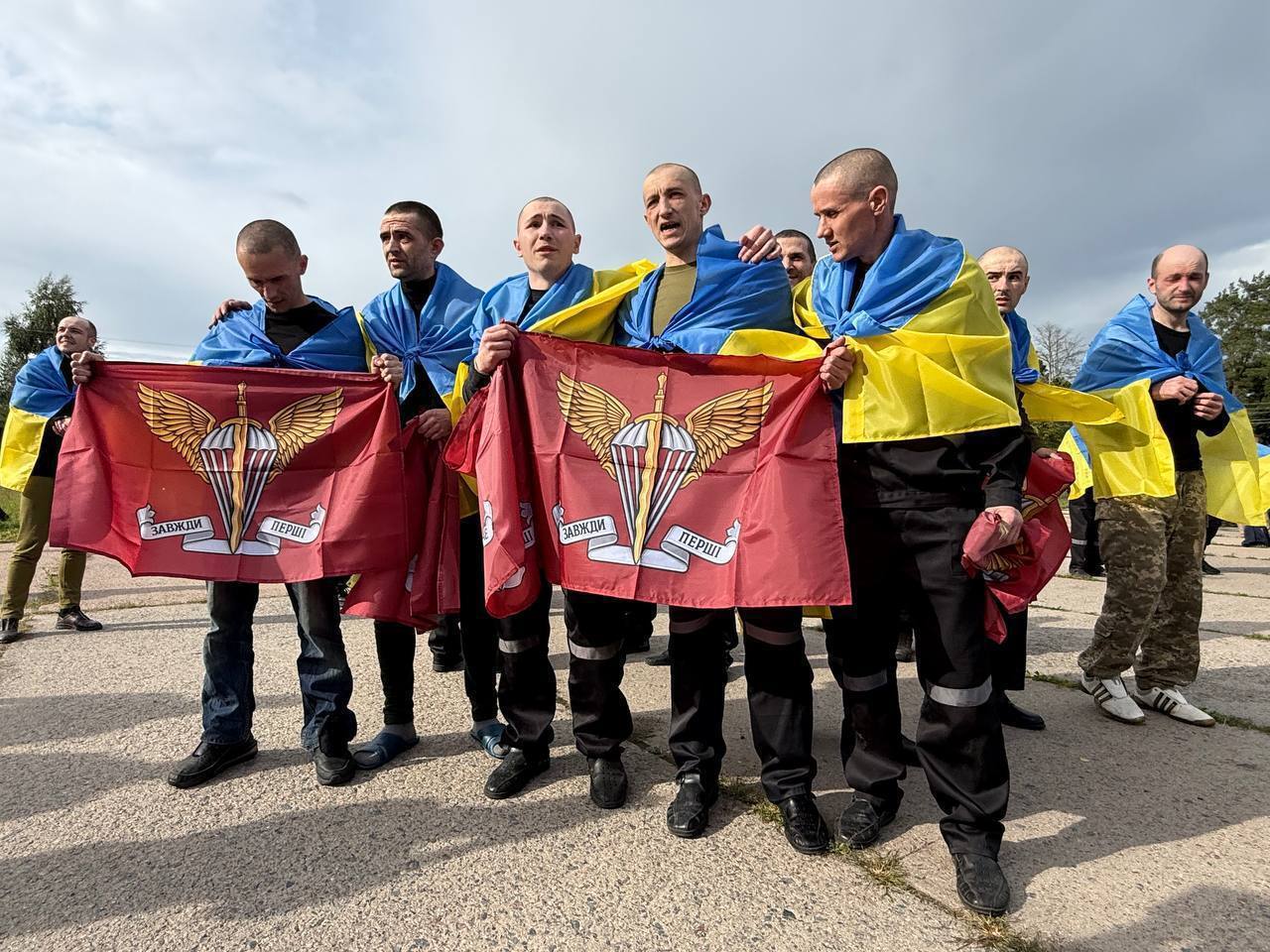 Україна та РФ провели обмін полоненими: повернулися військові й цивільні. Фото і відео